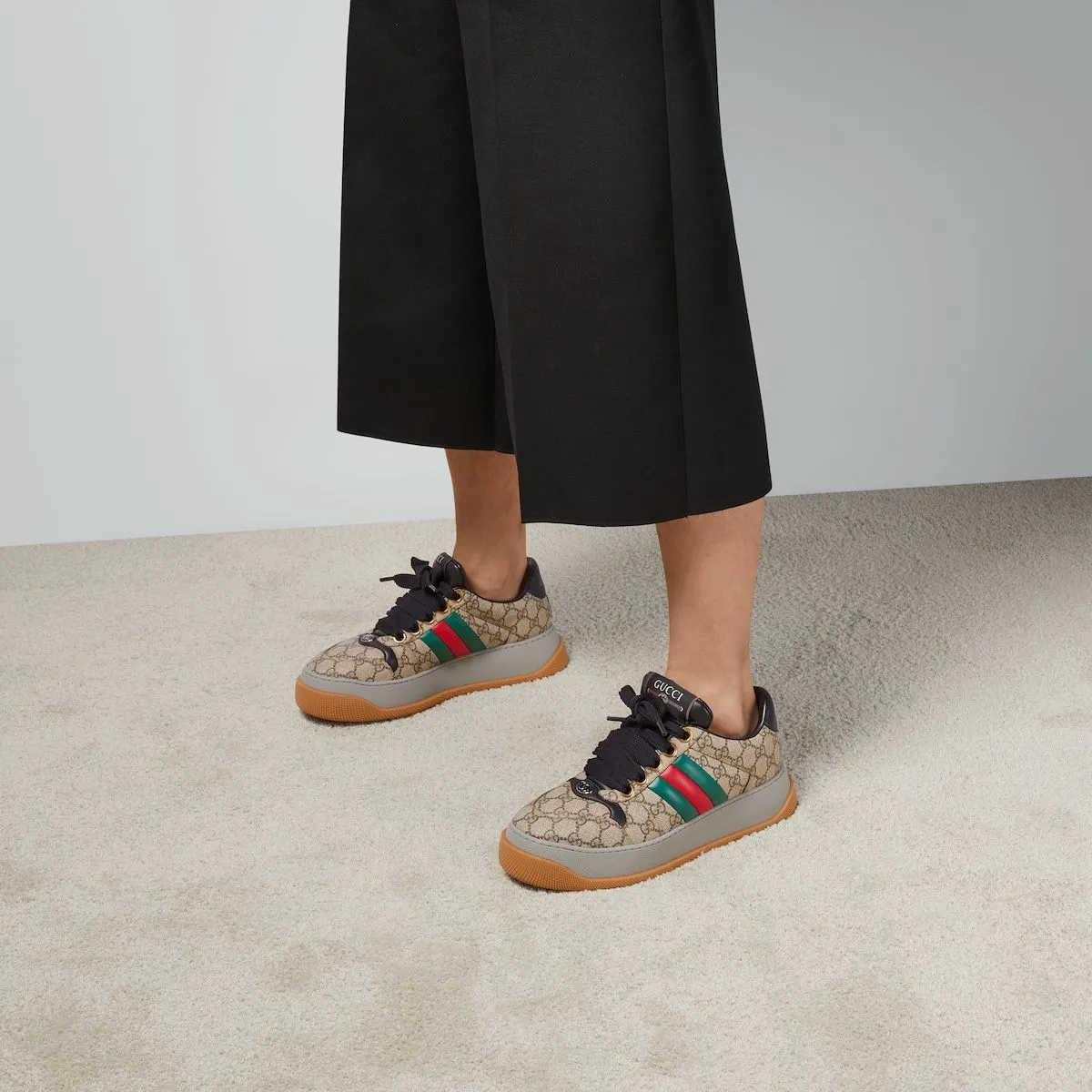 P660 Original item Private mold opening Gucci New Screener series Couple model Chubby Bread shoes Small dirty shoes Fatty Double G Casual sneakers Original purchase Development Original purchase Development Screener series sneakers are inspired by the classic sneakers of the 1970s. They are named after the defensive action in sports. They are decorated with striped webbing on the side and embellished with retro Gucci logos. These sneakers are made of GG canvas. Purple leather details add depth to the piece with sharp contrast, and the details are fuller. Exquisite packaging at the delivery counter Fabric: Original imported cowhide + double G fabric Lining: Original customized cowhide Sole: Original molded TPU outsole Sole thickness: 6CM Size: Women's 35-40 / Men's 39-44